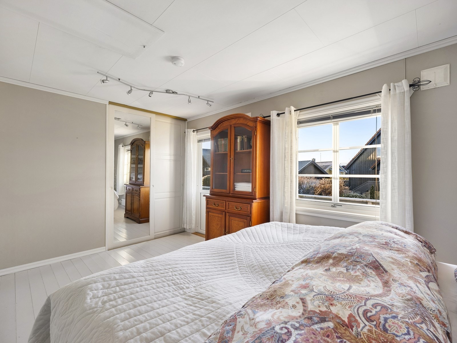 Praktisk skyvedørsgarderobe med god garderobeplass. Galleribilde