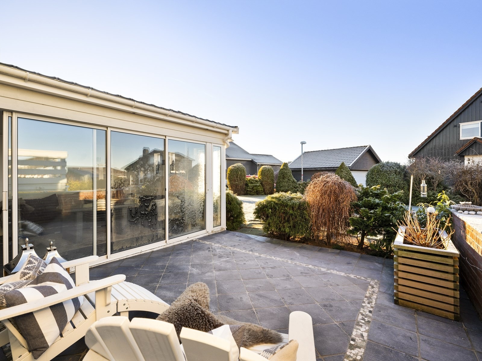 Solrik sør-vest vendt terrasse med plass til en sittegruppe hvor du kan nyte gode solforhold. Galleribilde