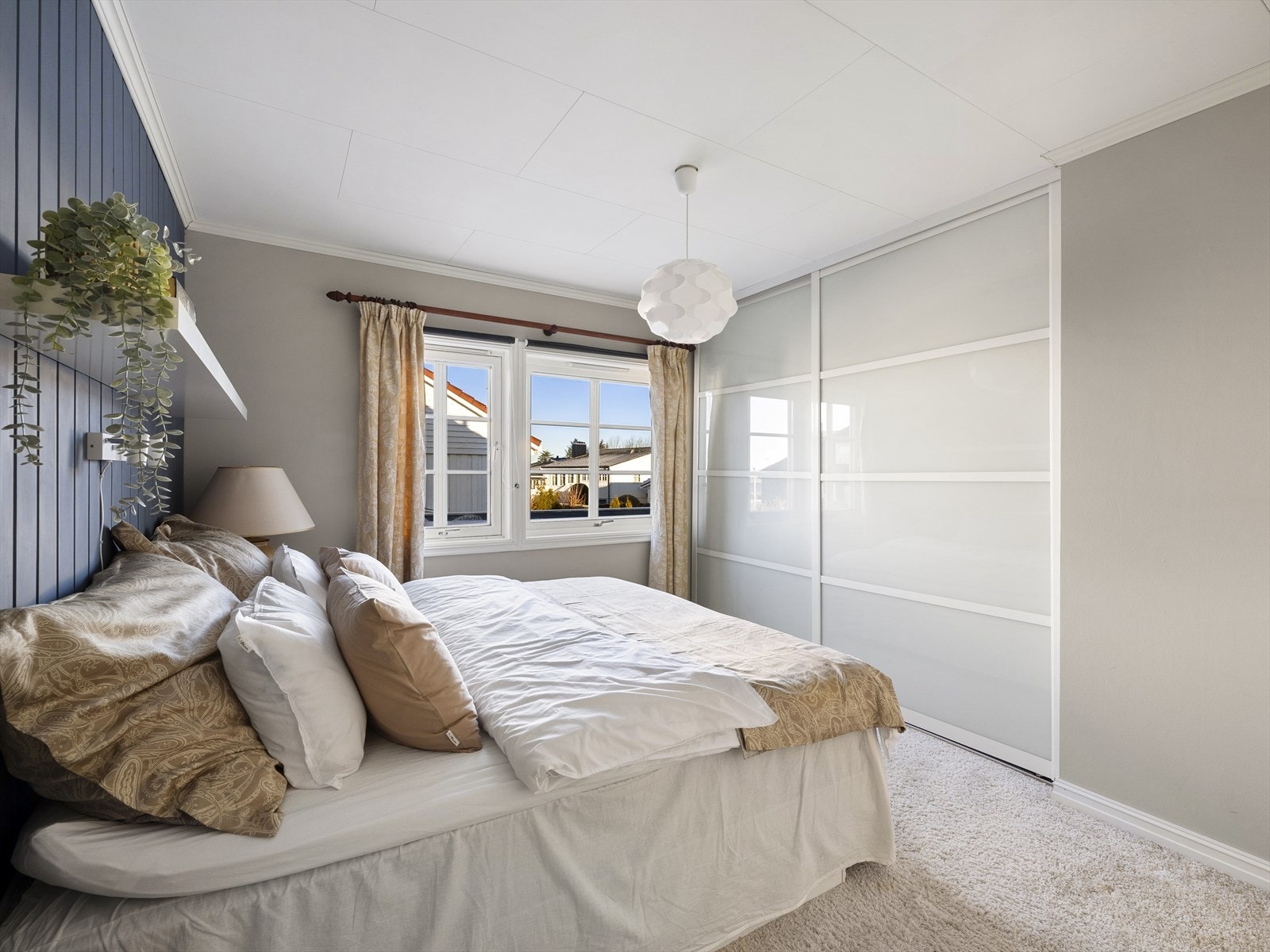 Soverom av god størrelse med skyvedørsgarderobe. Galleribilde