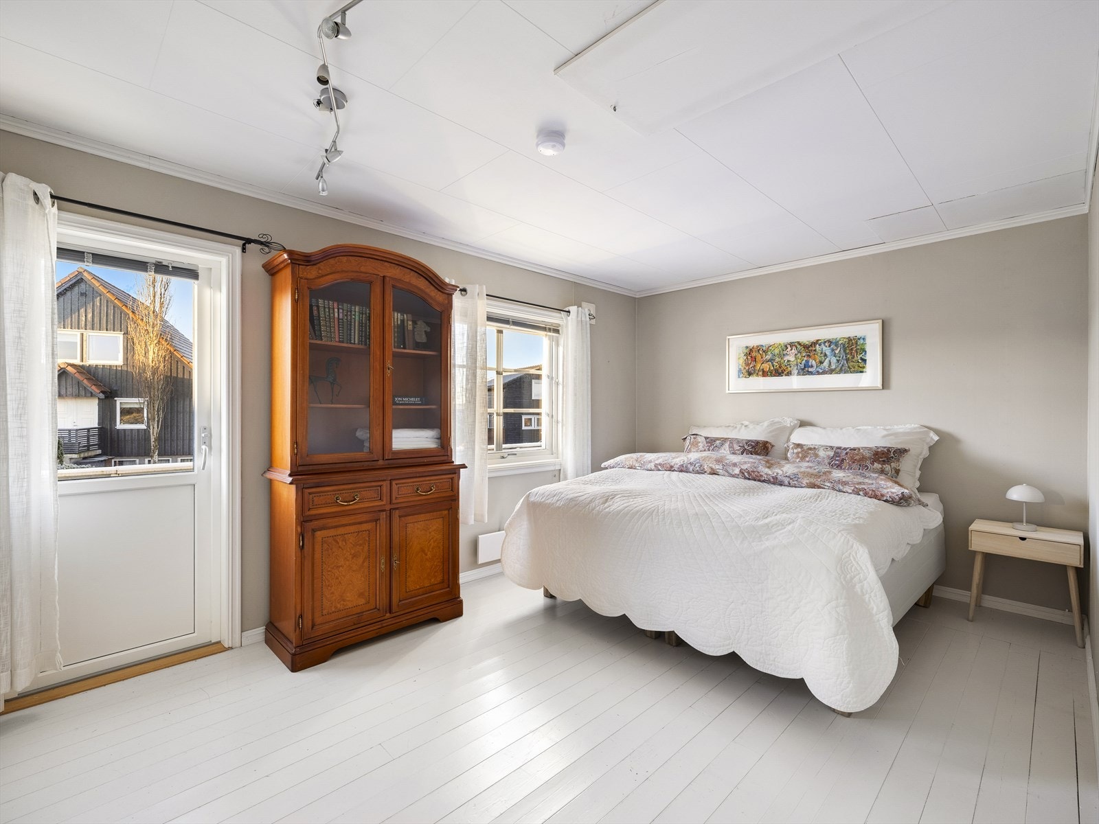 Soverom 2 med utgang til balkong. Plass til stor dobbelseng. Galleribilde