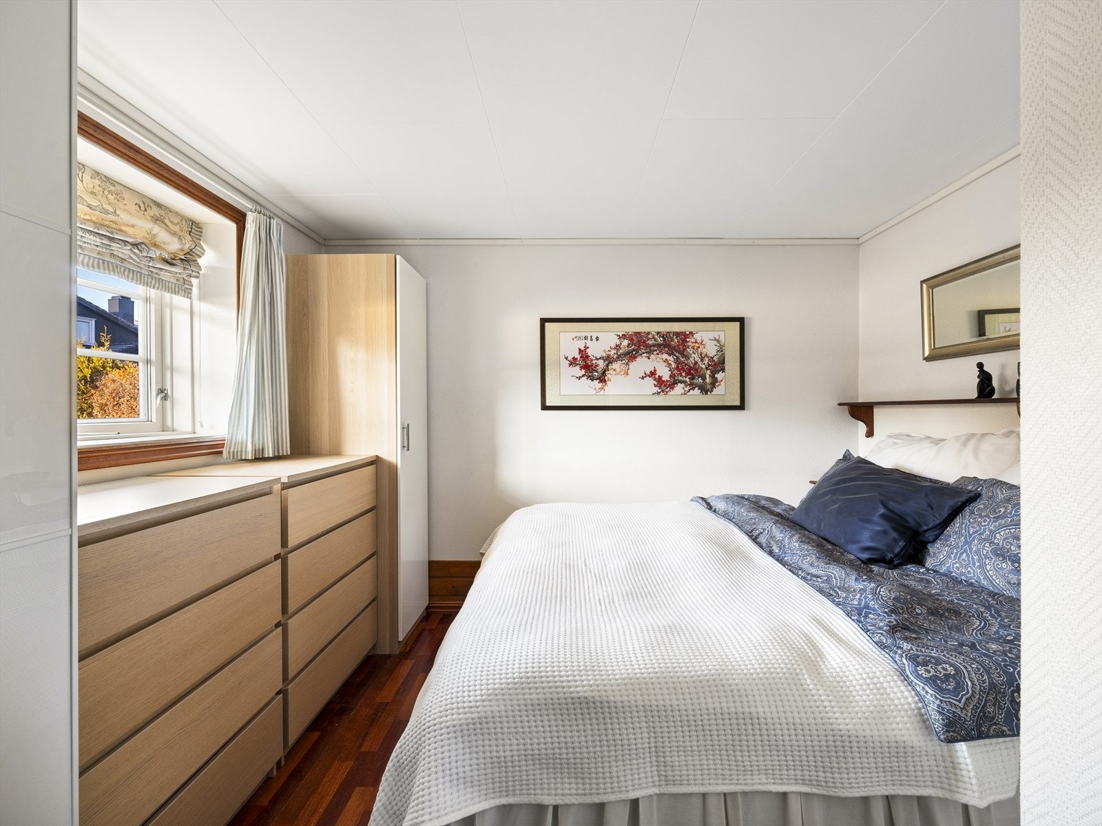 Soverom med plass til dobbeltseng og garderobeskap. Galleribilde