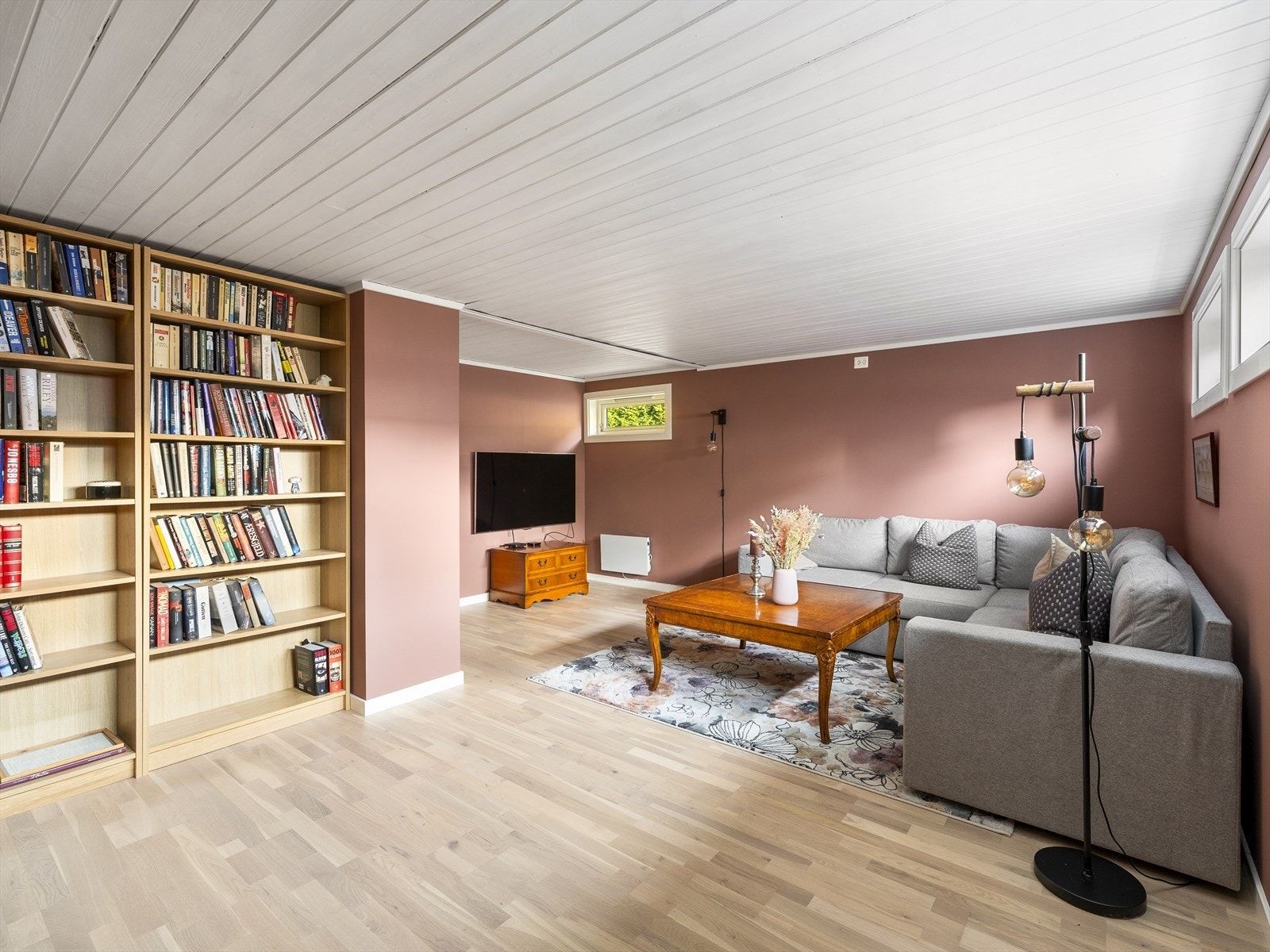 Kjellerstue er ikke godkjent som rom for varig opphold. Det er heller ikke mulig iom rømingsveiene/lysforhold er for dårlig, derfor er det heller ikke prøvd omsøkt. Galleribilde