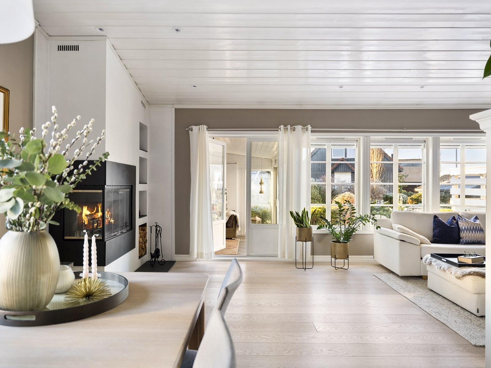 Fra stuen er det enkel tilkomst til hagestue og terrasse. Galleribilde