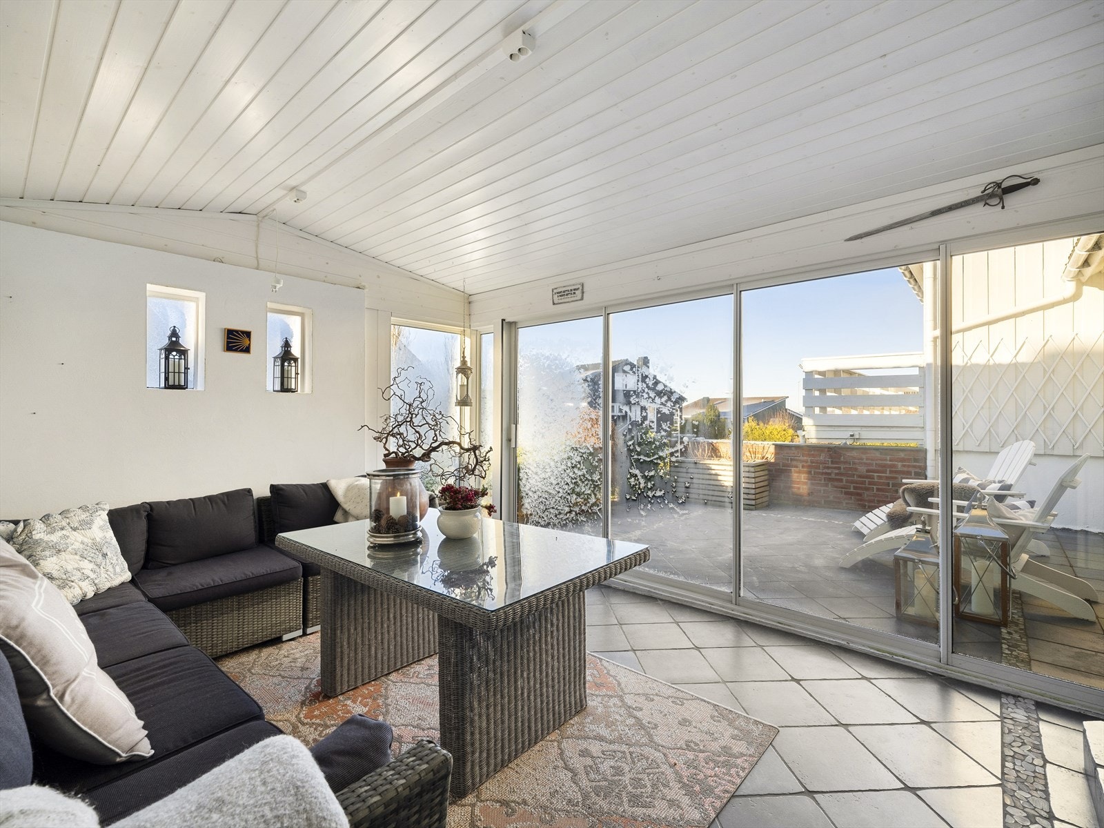 Innglassing av hagestuen er ikke byggemeldt og godkjent hos kommunen. Det kan komme pålegg fra kommunen om å fjerne denne. Galleribilde