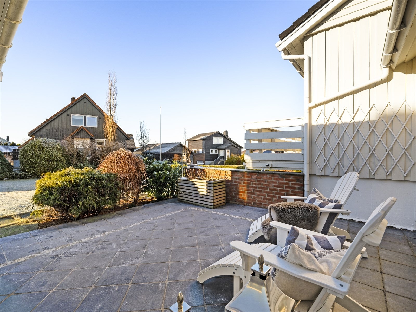 Terrassen leder videre til en pent opparbeidet hage. Galleribilde