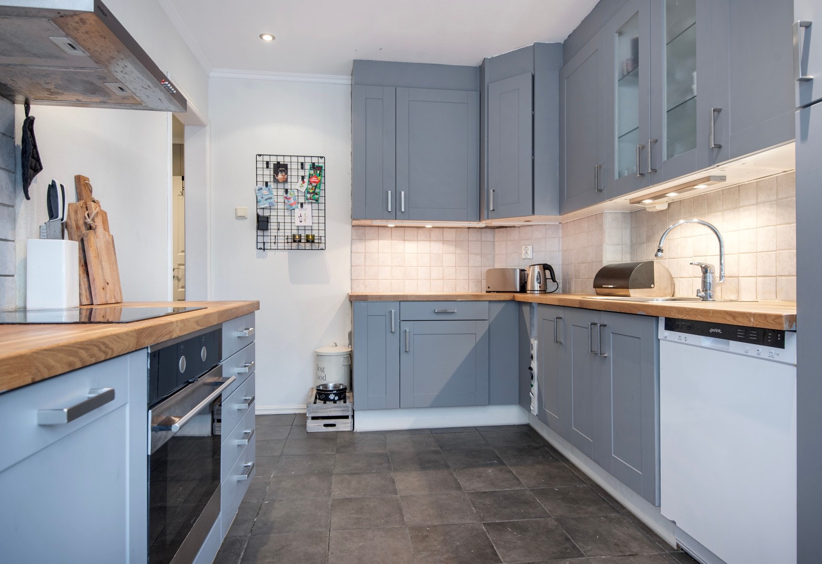 Innredningen ble malt i 2023. Benkeplate i tre er pusset og oljet. Galleribilde