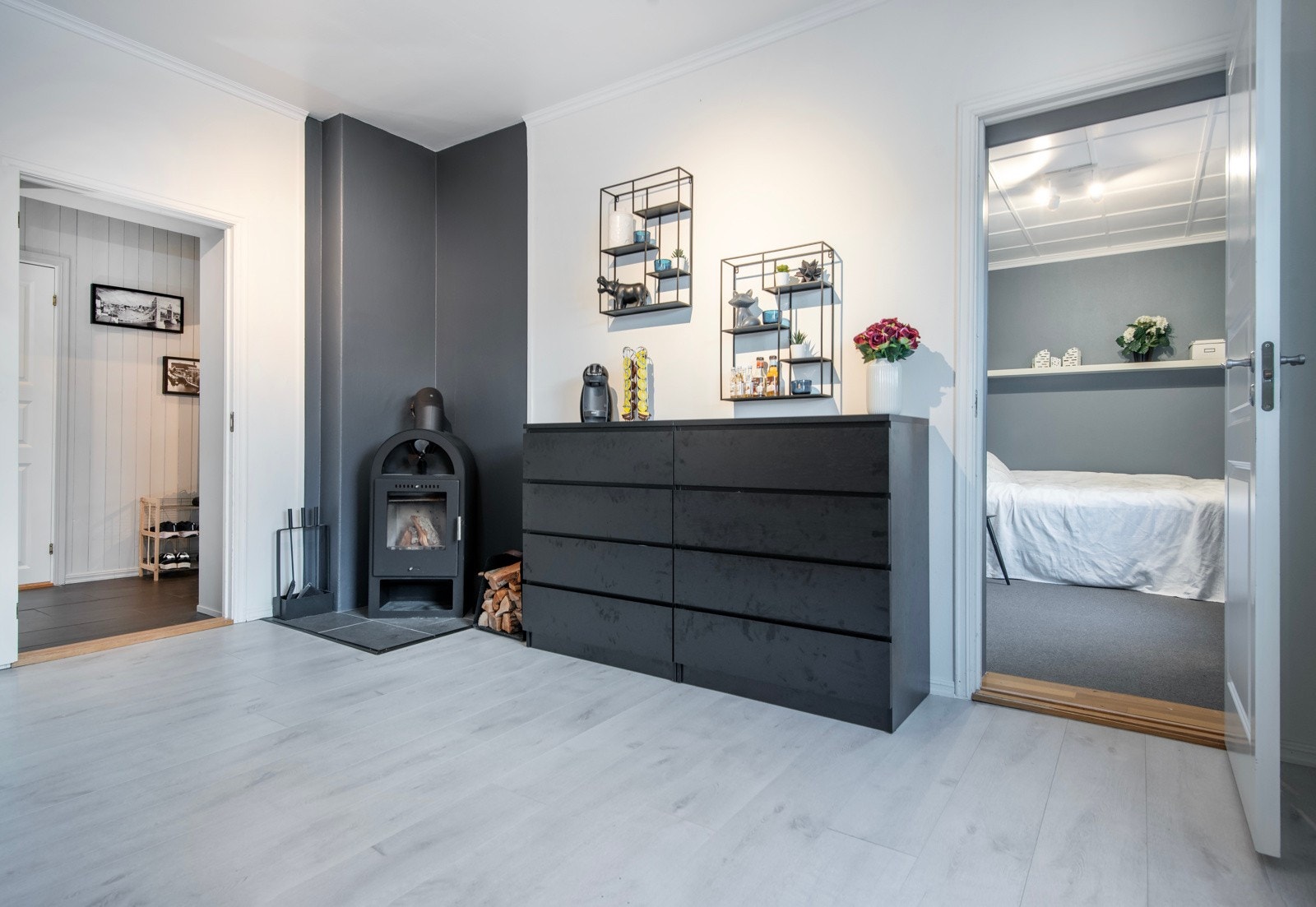 Det er montert vedovn på stuen. Galleribilde