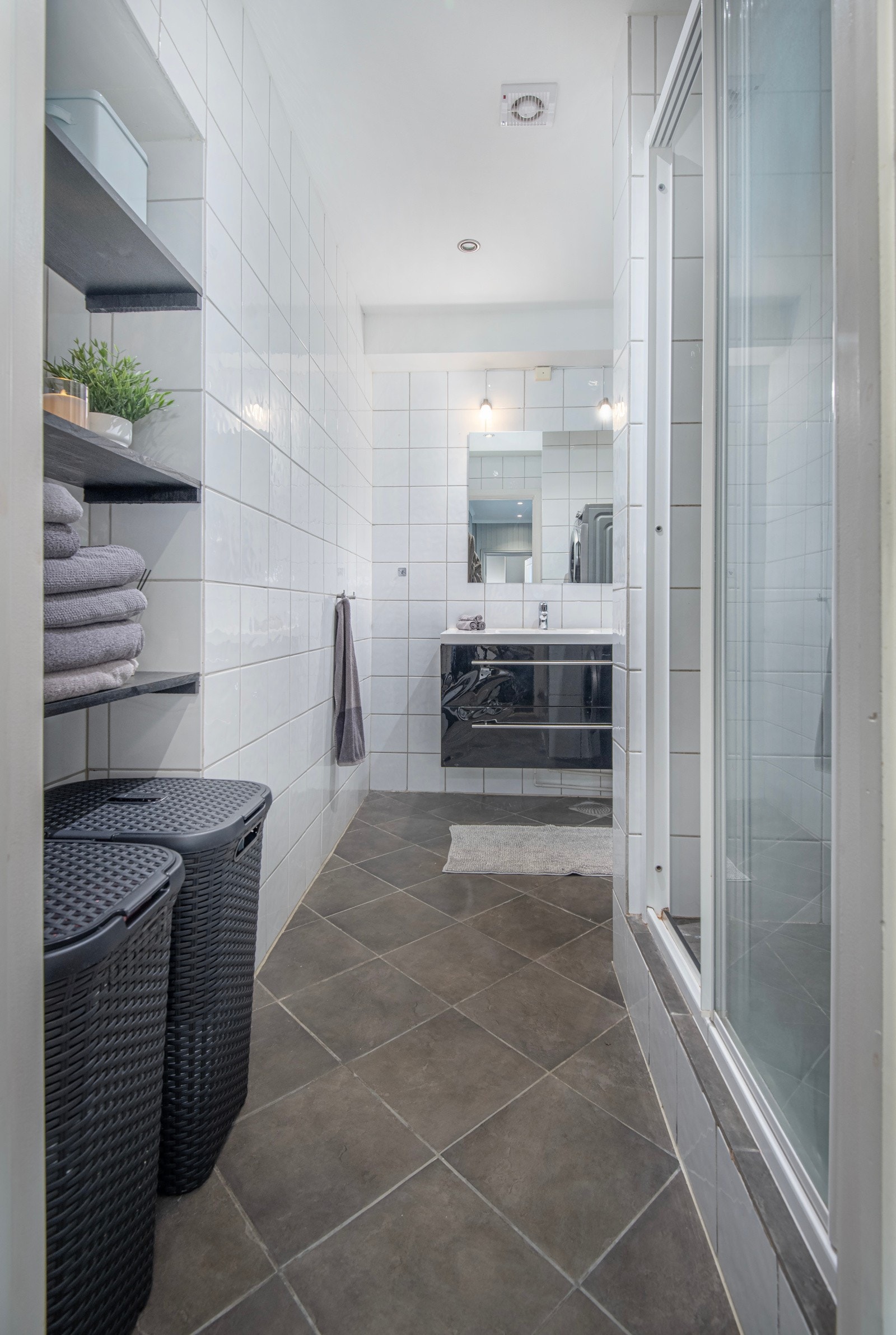 Helfliset bad med varmekabler i gulvet. Galleribilde