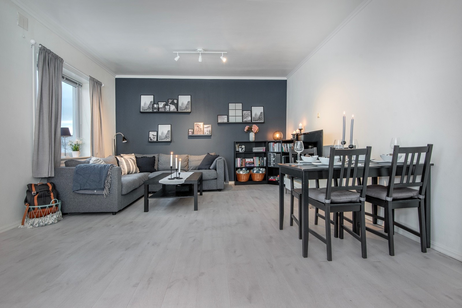 Stuen har laminat på gulvet, og på veggene er det malte flater. Galleribilde