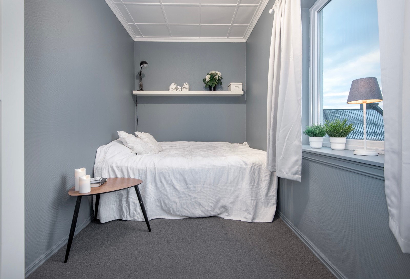 Det er teppe på gulvet, og malte flater på veggene. Galleribilde