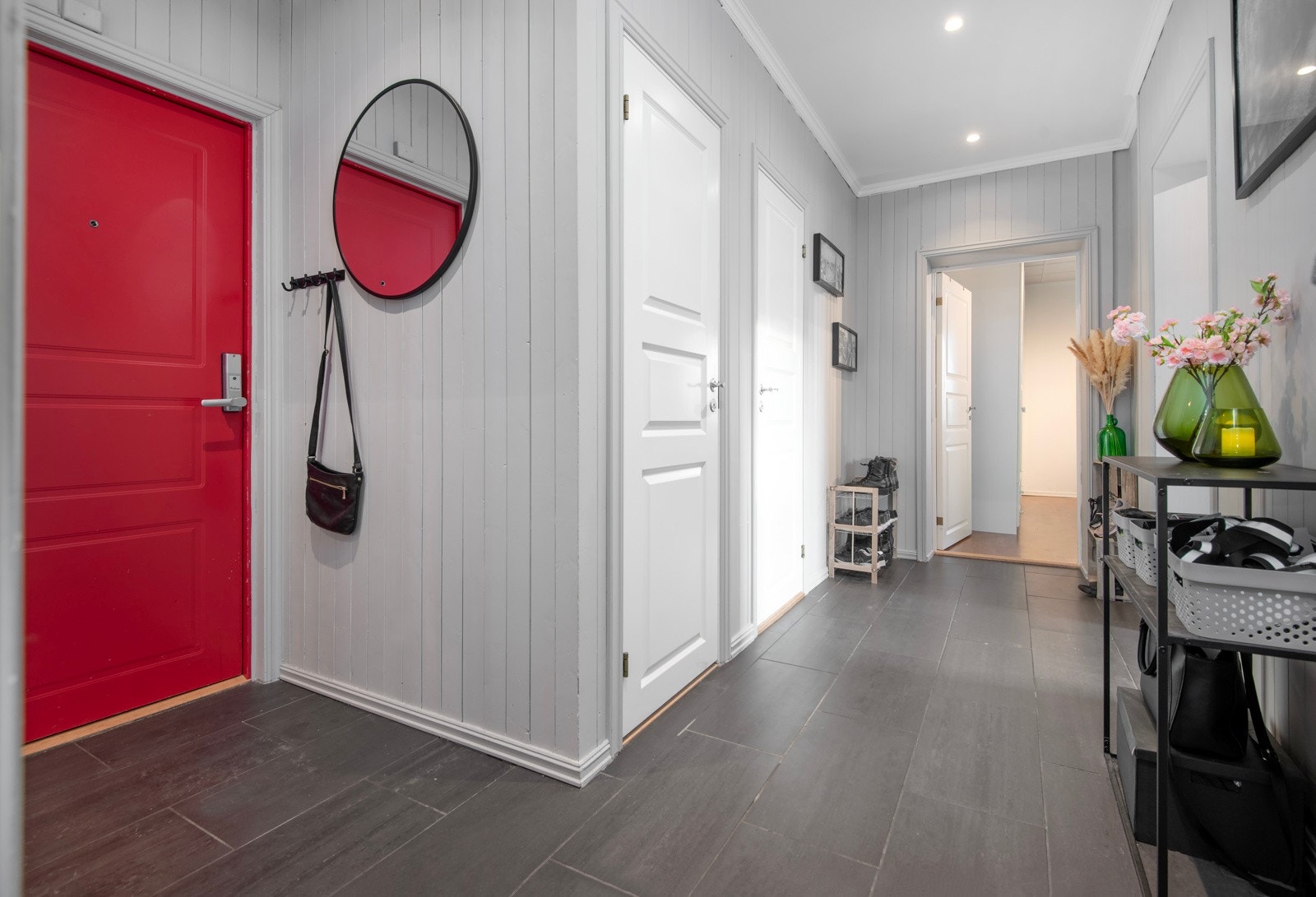 Her er det plass til oppbevaring av yttertøy og sko, og entrémøbler. Galleribilde