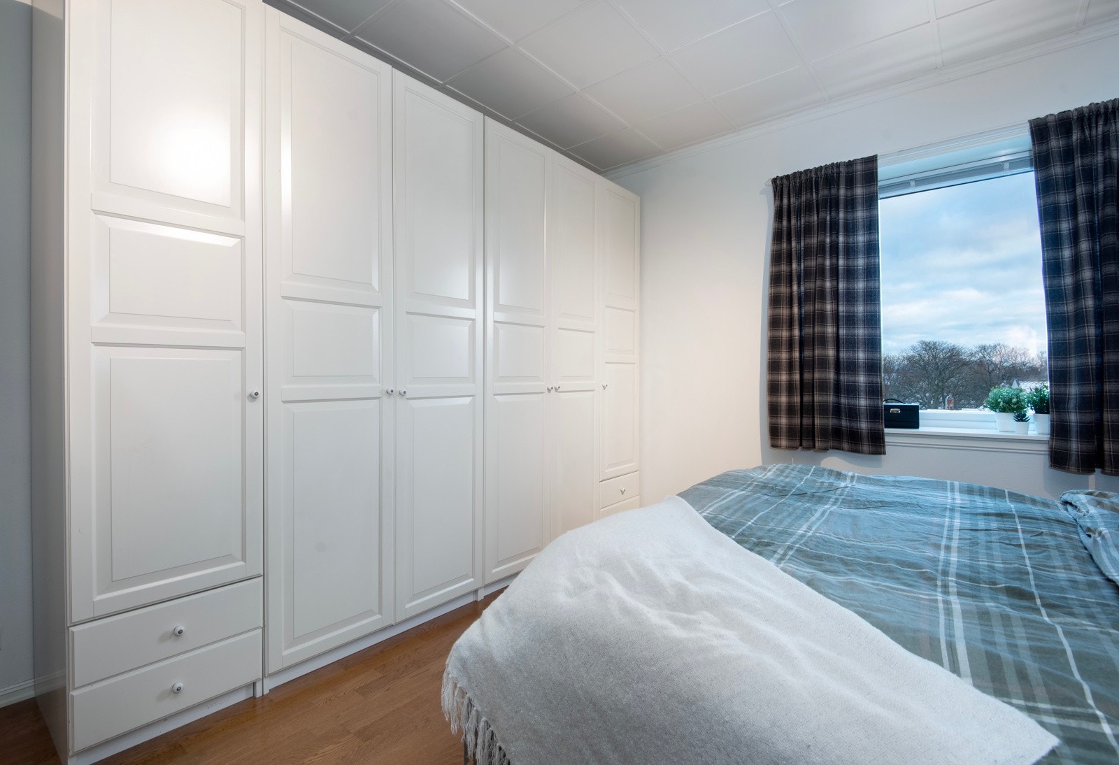 Hovedsoverommet har god størrelse. Det er montert garderobeskap for god oppbevaring i rommet. Galleribilde