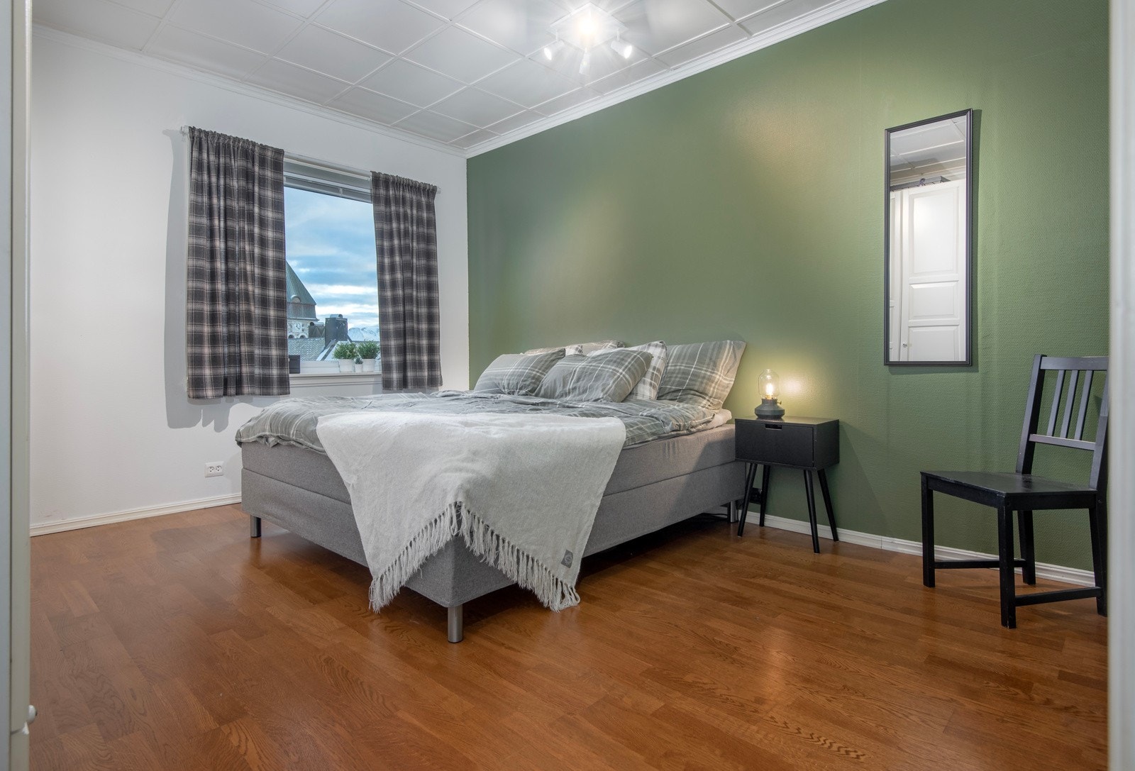 Her er det god plass til dobbeltseng med tilhørende nattbord. Galleribilde