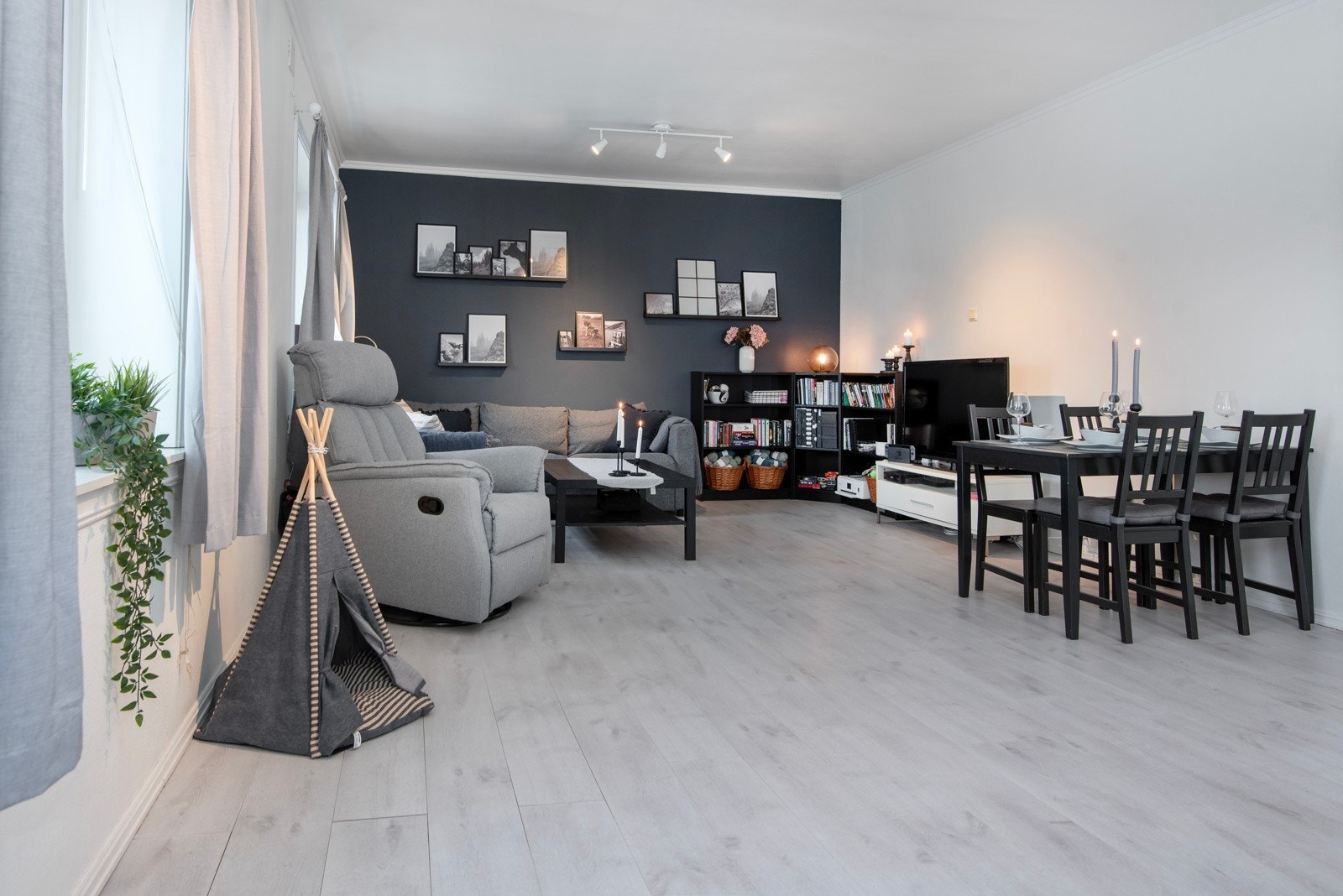 Det er god plass til både sitte- og spisegruppe. Galleribilde