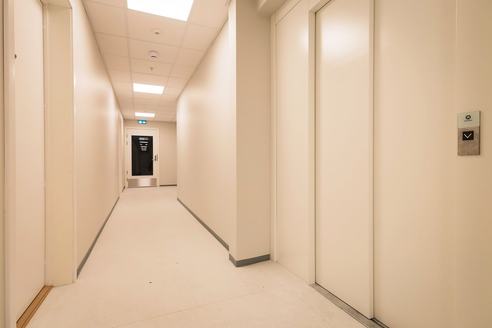 Det er heis fra inngangspartiet og opp i leiligheten samt videre opp til takterrassen Galleribilde