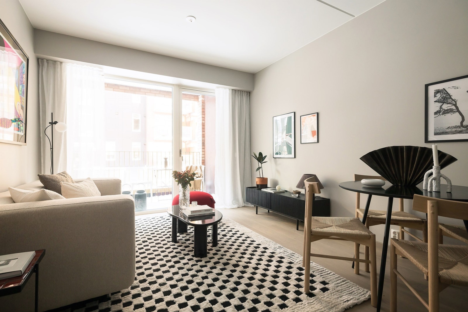 Leiligheten har en fin planløsning med en åpen stue- og kjøkkenløsning Galleribilde