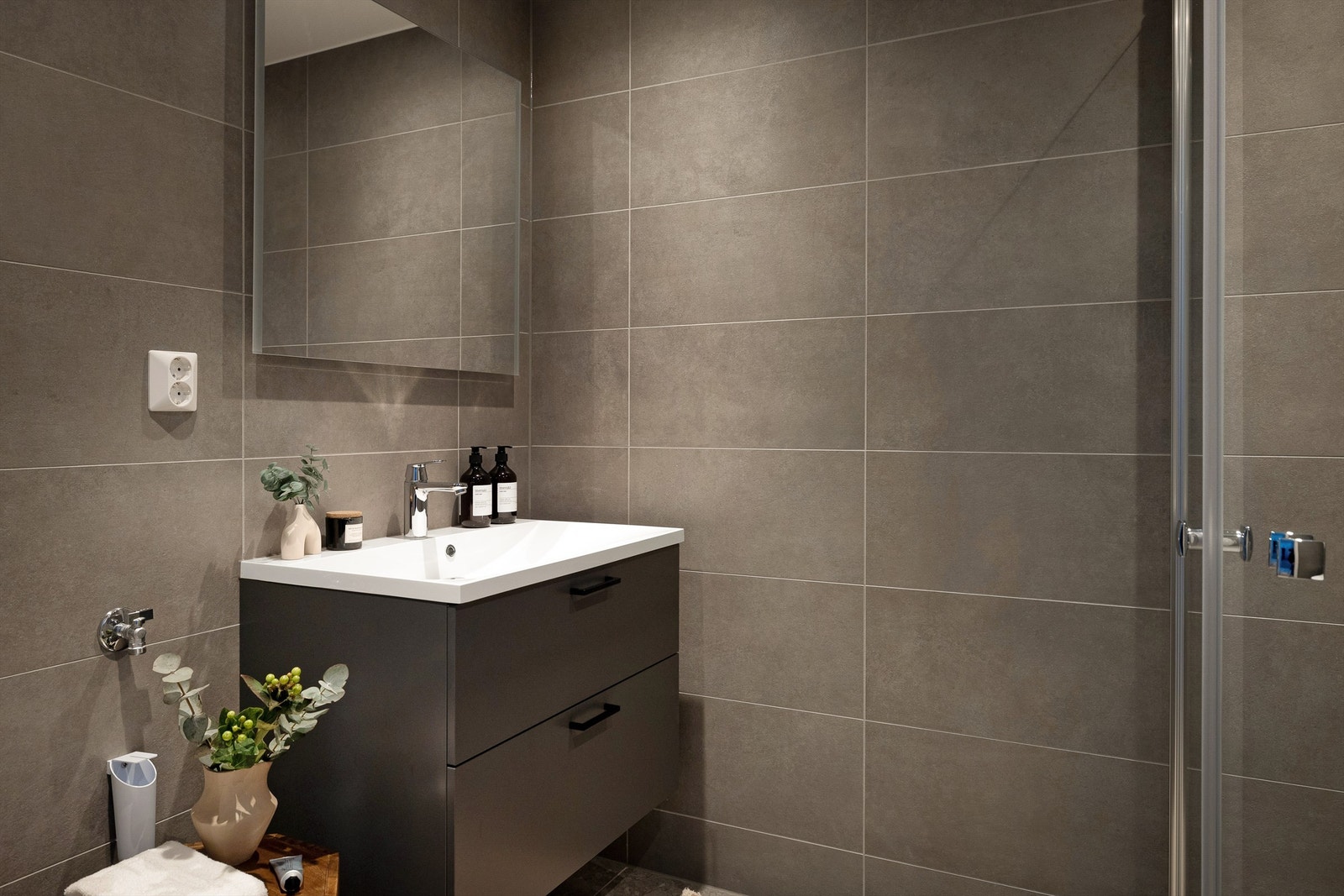 Nedsenket himling med downlights. Vegghengt servantskap. Ovenpåliggende servant med ett-greps armatur. Galleribilde