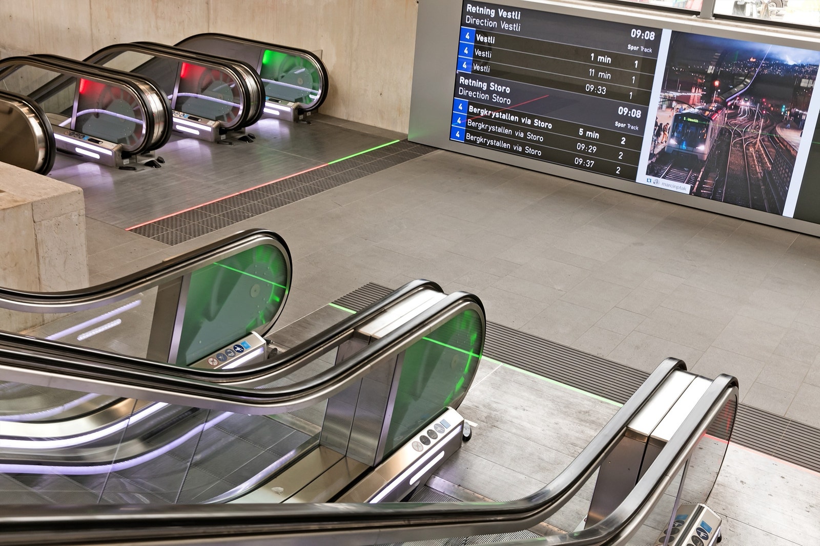 Kort vei til kollektivtransport som t-bane og buss Galleribilde