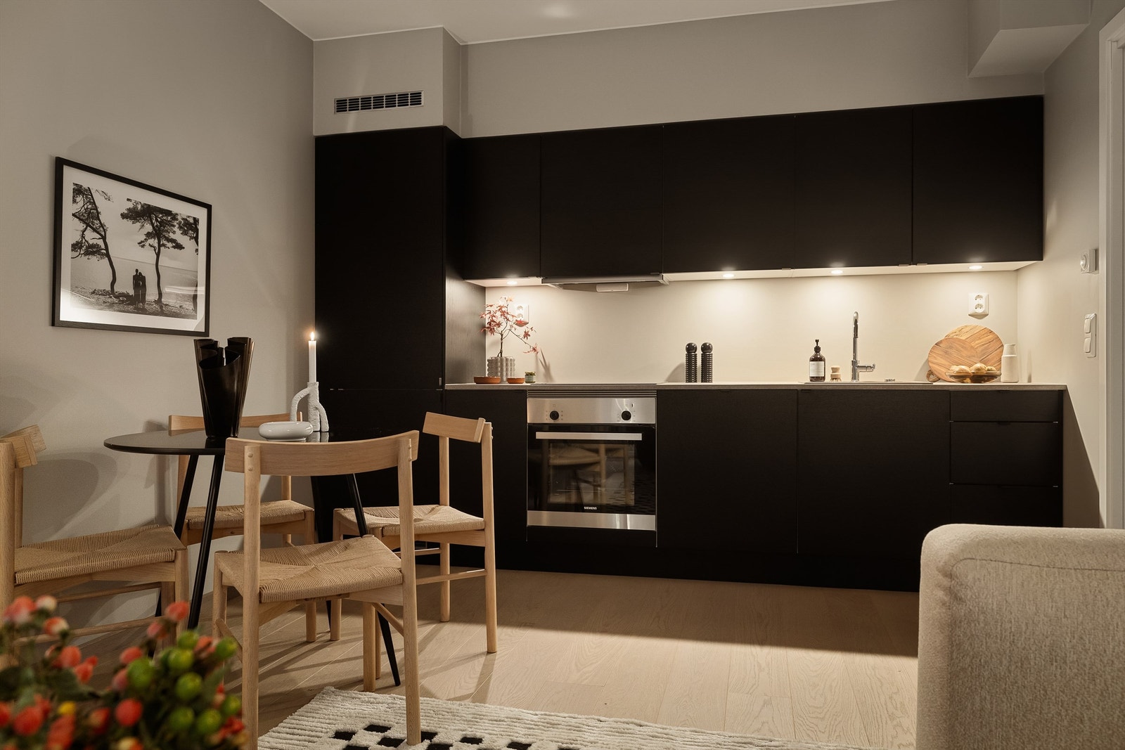 Kjøkkeninnredning med slette og moderne fronter Galleribilde