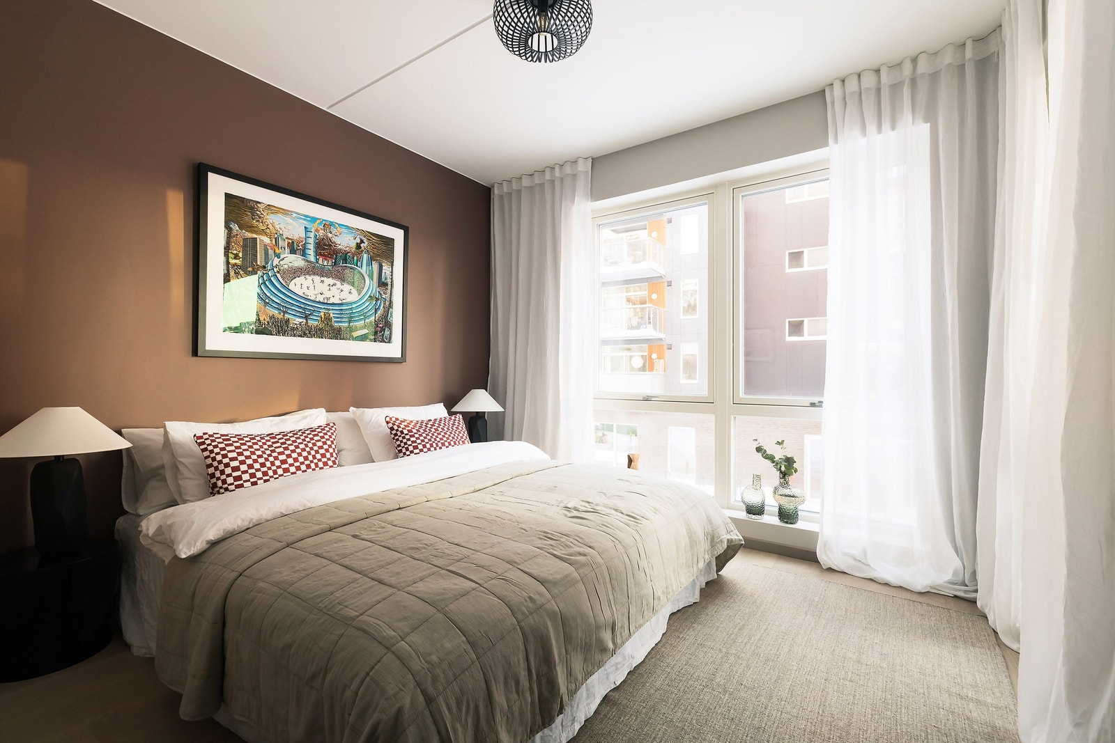 Romslig og svært innbydende soverom Galleribilde