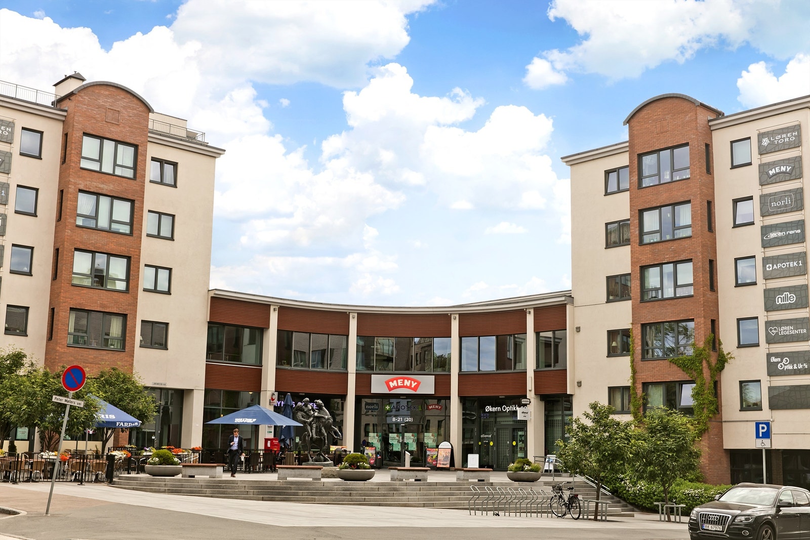 Løren Torg er et av de første nærsentrene som dukket opp på Løren og her finner du Meny, apotek, frisør, renseri, klesbutikk, optiker, tannlege, Blomsterpikene blomsterverksted og mer. Her finner du også Fryd pub, med god service og burger. Galleribilde