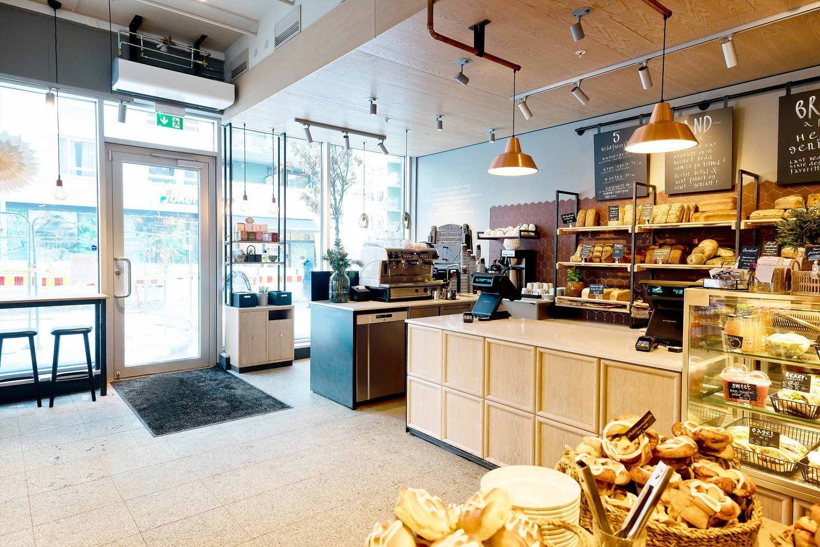 Baker Hansen ligger rett ved leiligheten med et stort utvalg av fristende bakervarer og deilig kaffe Galleribilde