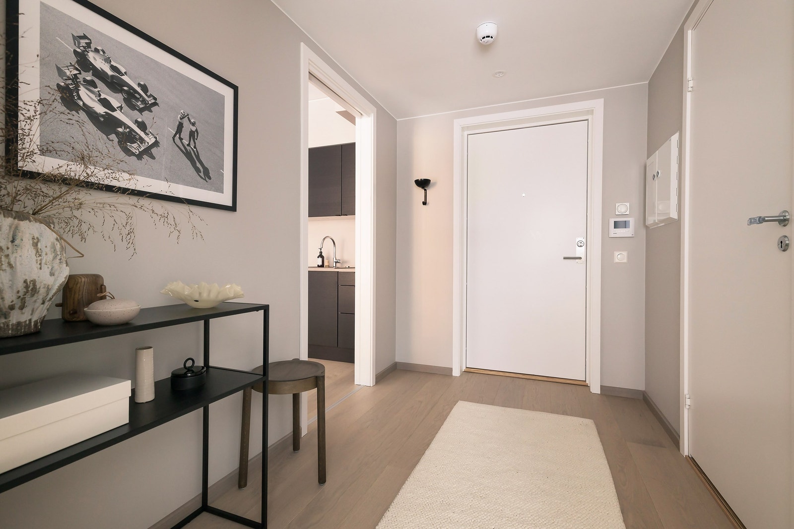 Fra entré er det direkte adkomst til leilighetens bad på høyre side i bildet Galleribilde