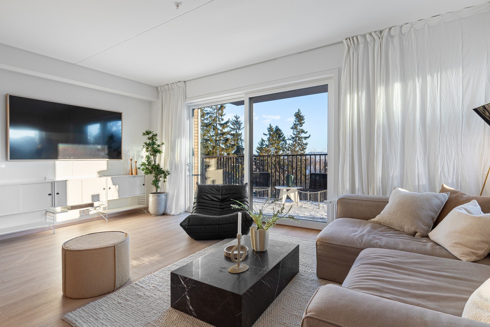 Kombinasjonen av generøs takhøyde, gjennomgående planløsning og store vindusflater mot flere forskjellige himmelretninger gir rikelig med naturlig lys og en flott romfølelse. Galleribilde