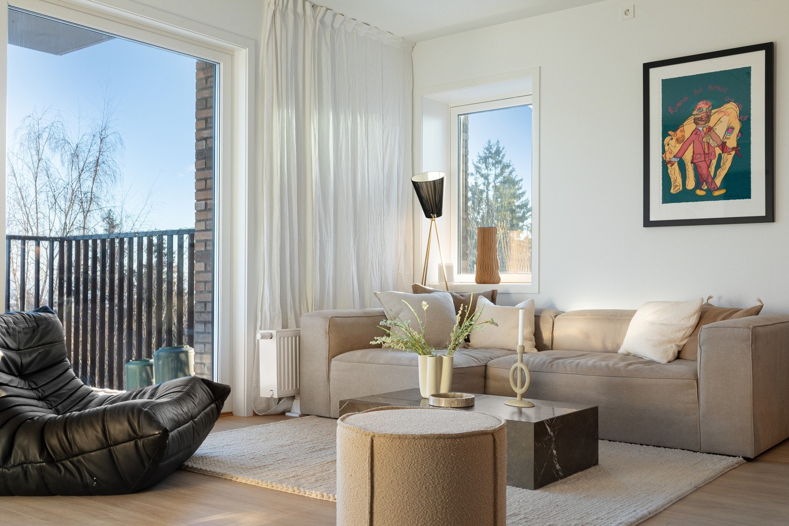 Leiligehten ligger høyt og luftig i byggets 4. etasje! Galleribilde