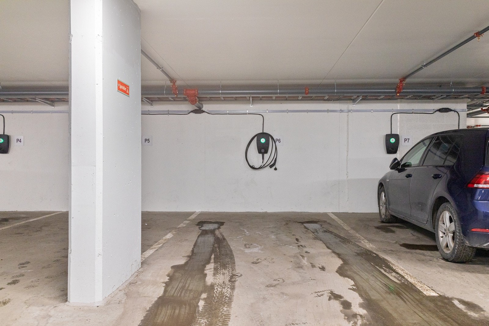 Det medfølger garasjeplass med ladepunkt for El-bil i oppvarmet garasjeanlegg med direkte heisadkomst. Galleribilde