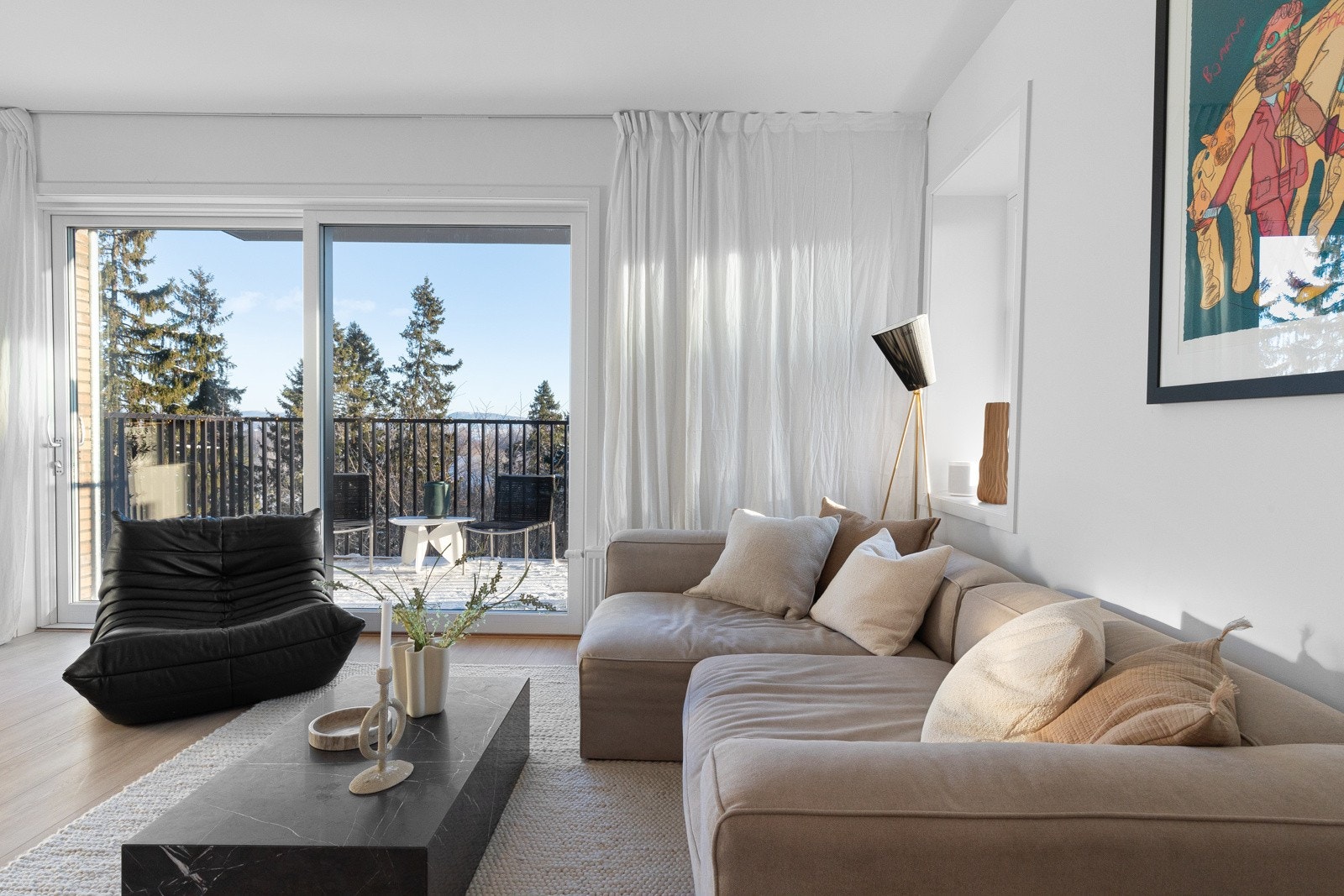 Fra stuen har man tilgang til stor, solrik balkong med herlig utsikt over Mærradalen! Galleribilde