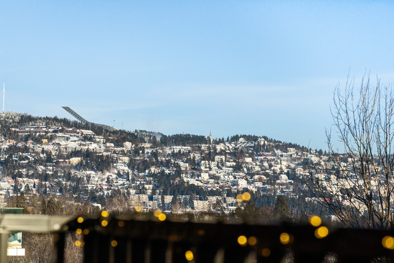 Herlig utsikt mot Holmenkollen fra felles takterrasse! Galleribilde