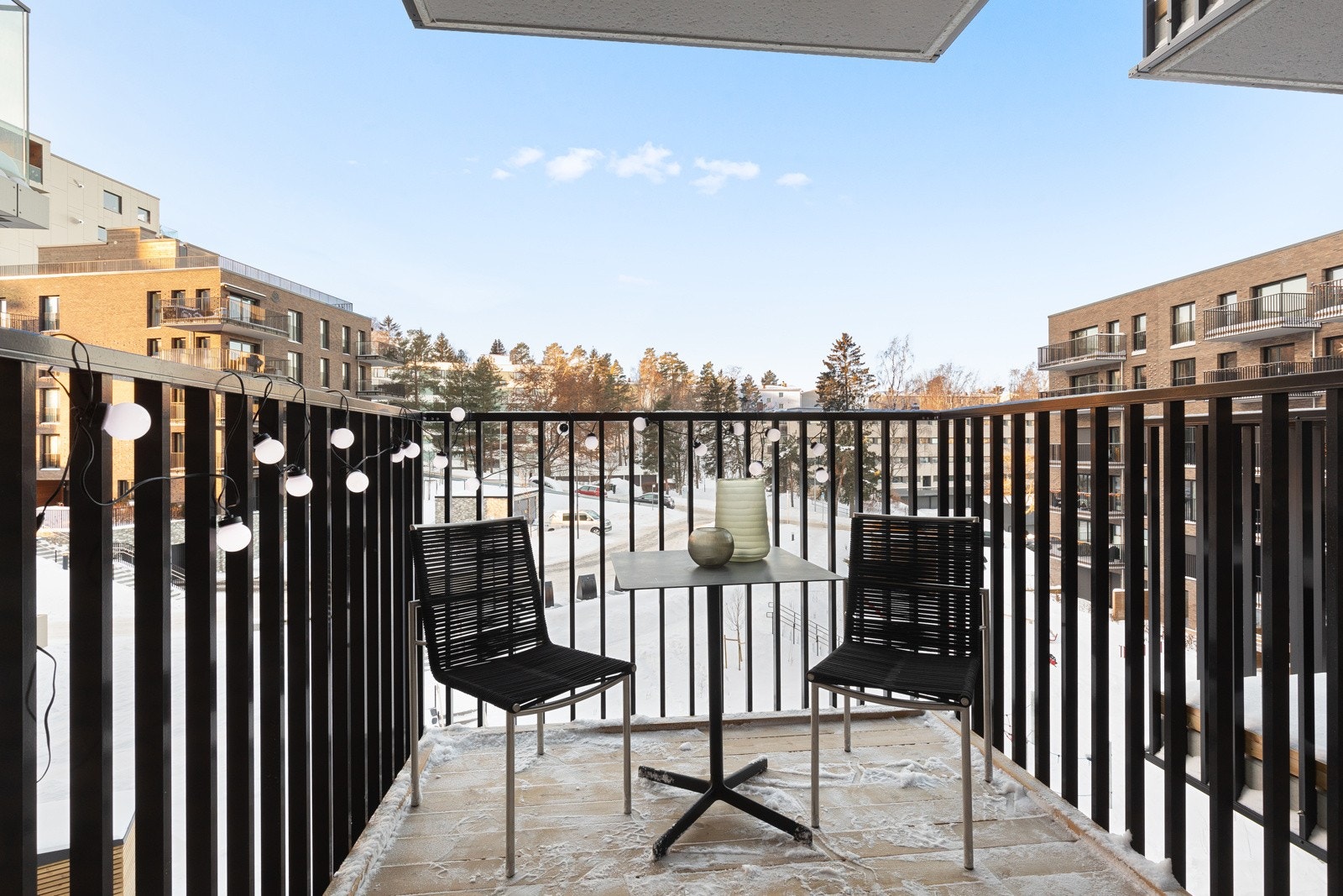 Balkong fra hovedsoverom med fin utsikt over pent opparbeidet fellesareal. Galleribilde