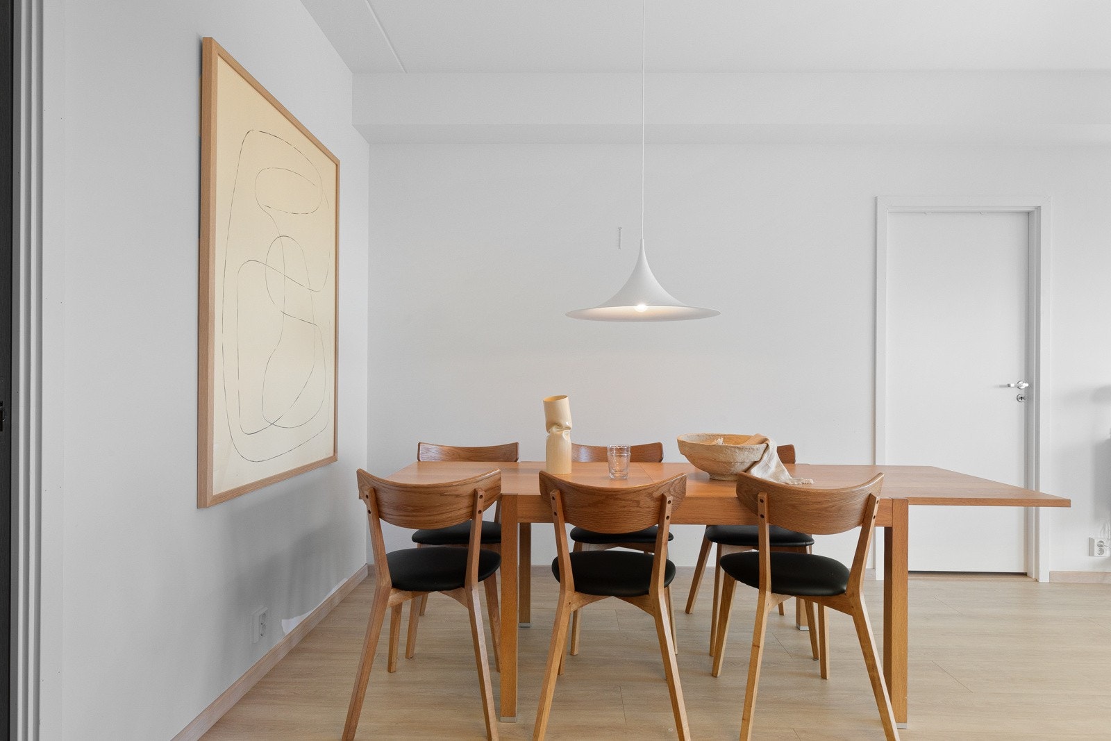 Stuen er meget romslig og gir umiddelbart en fantastisk romfølelse. Her er det god plass til stor spisestue, sofagruppe, tv-møblement og annet ønskelig møblement. Galleribilde