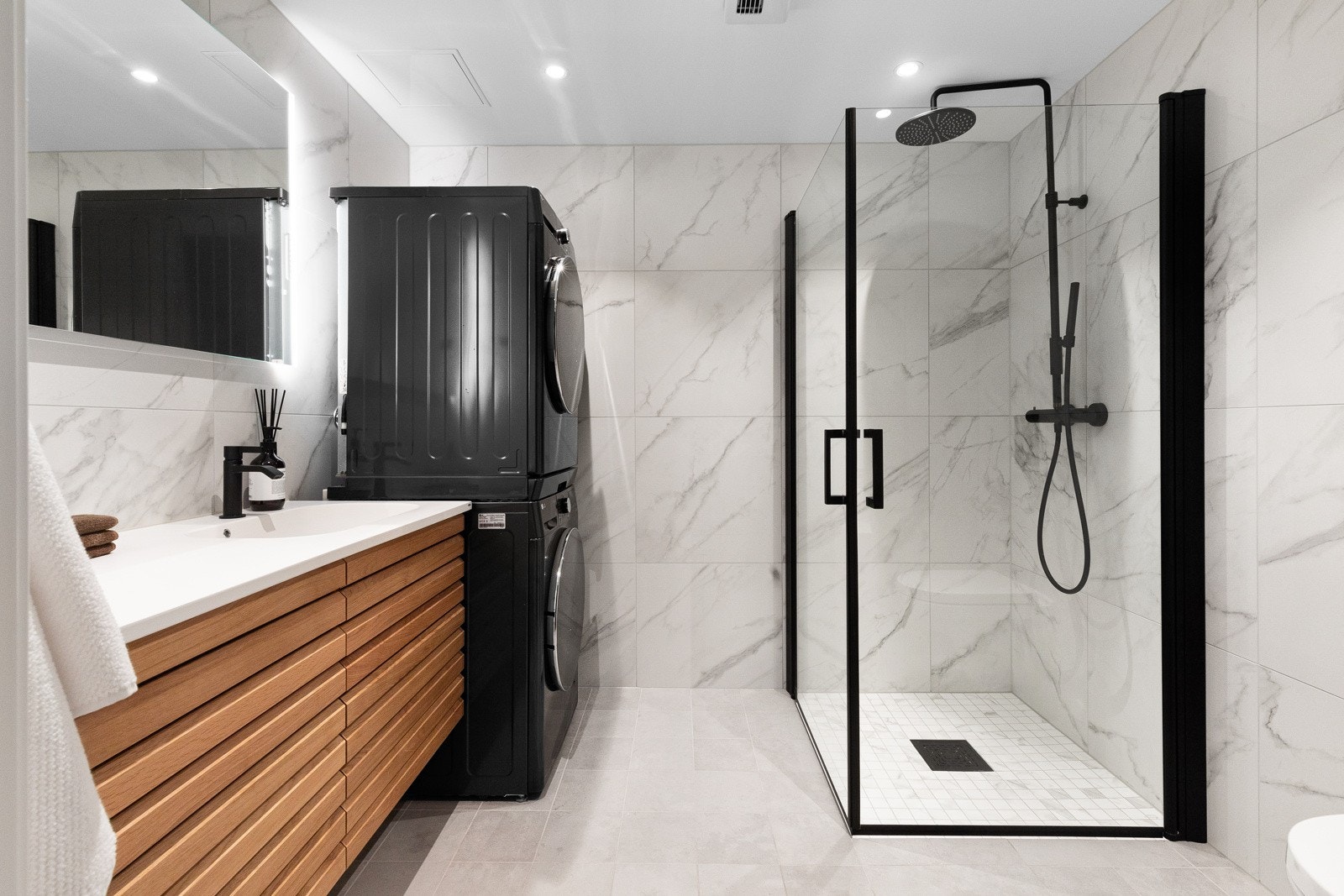 Meget lekkert baderom i en tidløs og moderne utførelse! Galleribilde