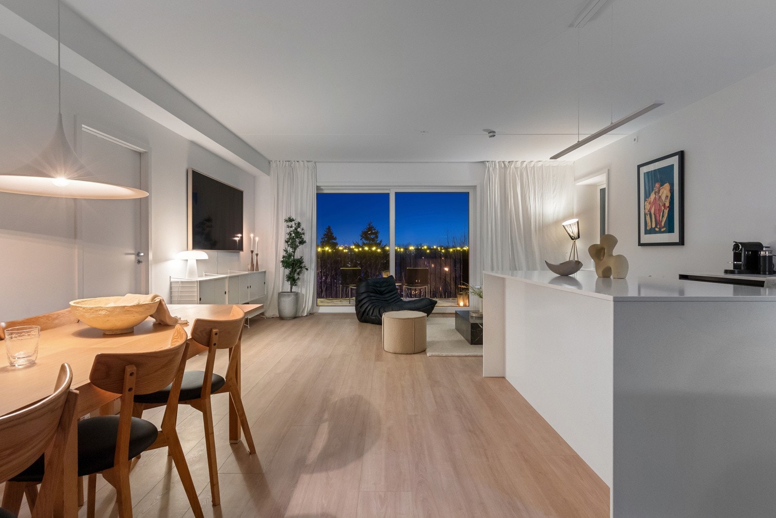 Leiligheten har et flott enstavs parkettgulv av eik og flere nymalte overflater. Galleribilde