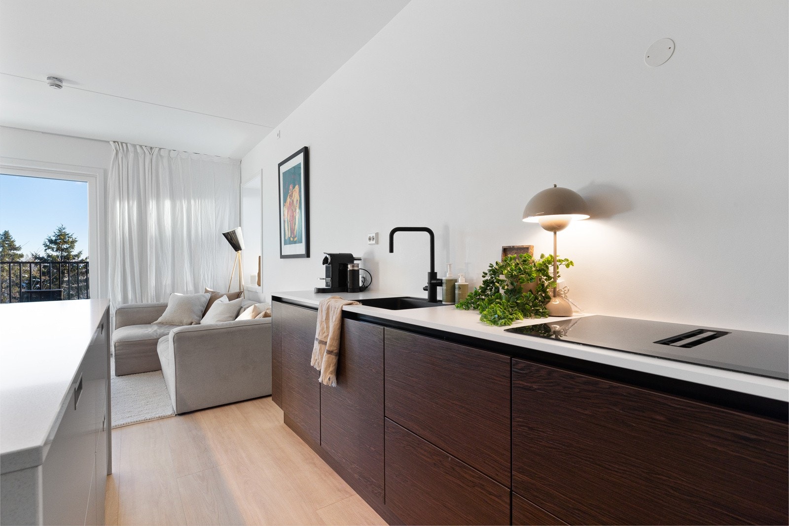 Kjøkkenet har meget god benke- og skapplass. Galleribilde