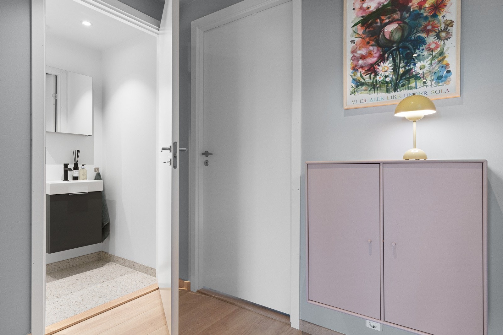 Entréen/gangen har et separat, tilknyttet toalettrom med praktisk tilgang fra entréen/gangen. Galleribilde