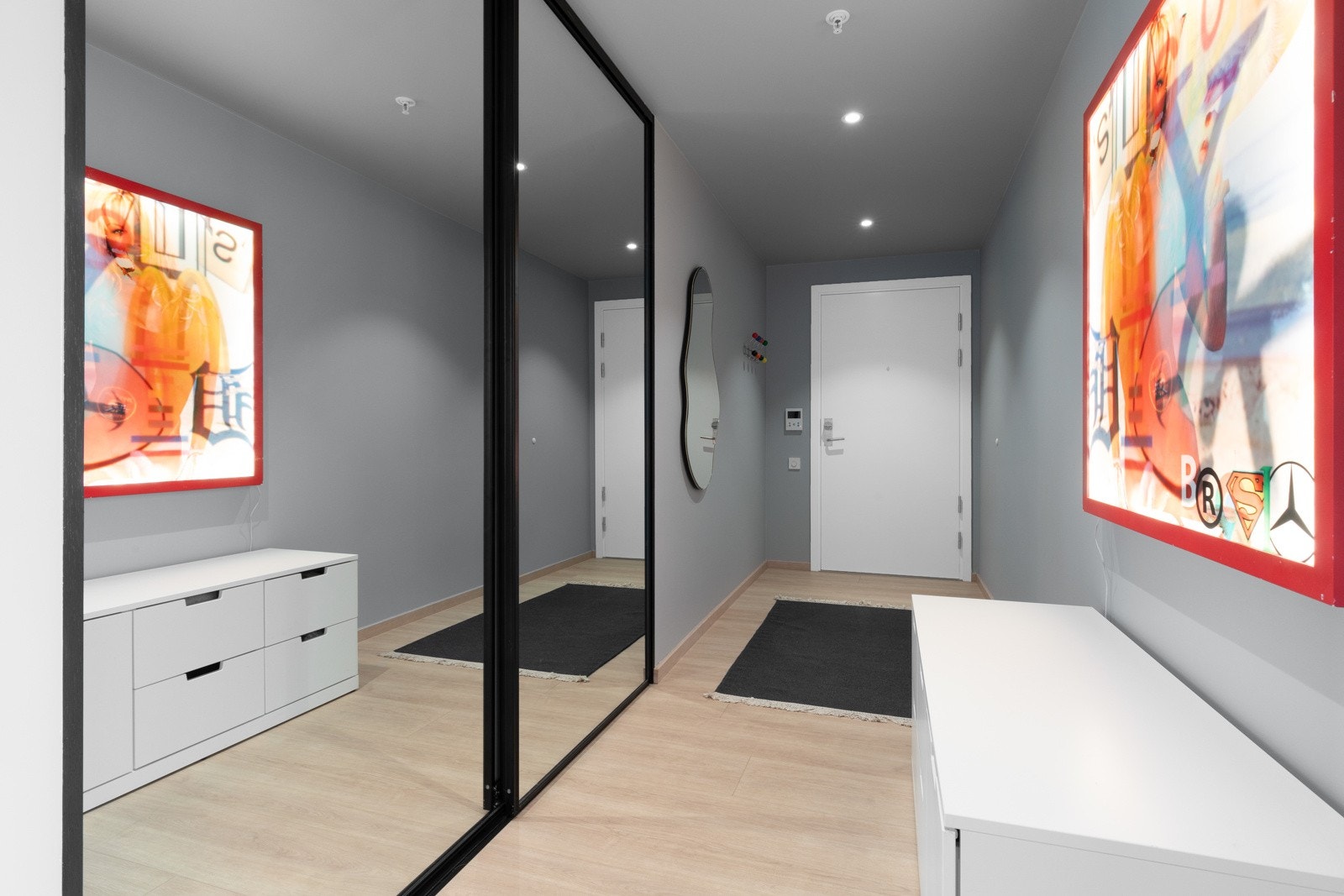 Entréen/gangen fingerer som et flott bindeledd mellom de fleste rommene i leiligheten og er utstyrt med elektronisk dørlås med OBOS-nøkkel. Galleribilde