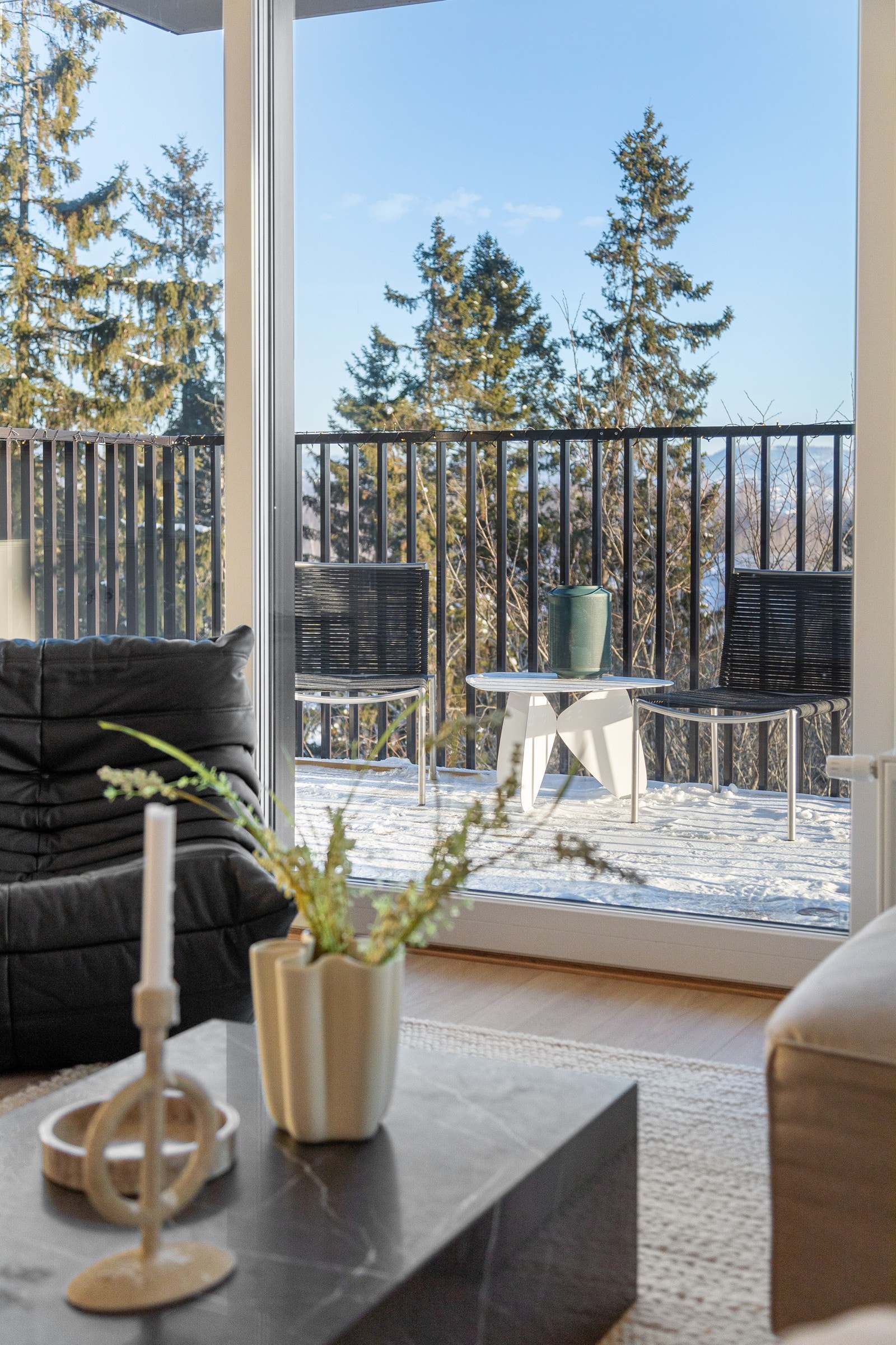 Leiligheten har to balkonger i hver ende som gir meget gode solforhold! Galleribilde