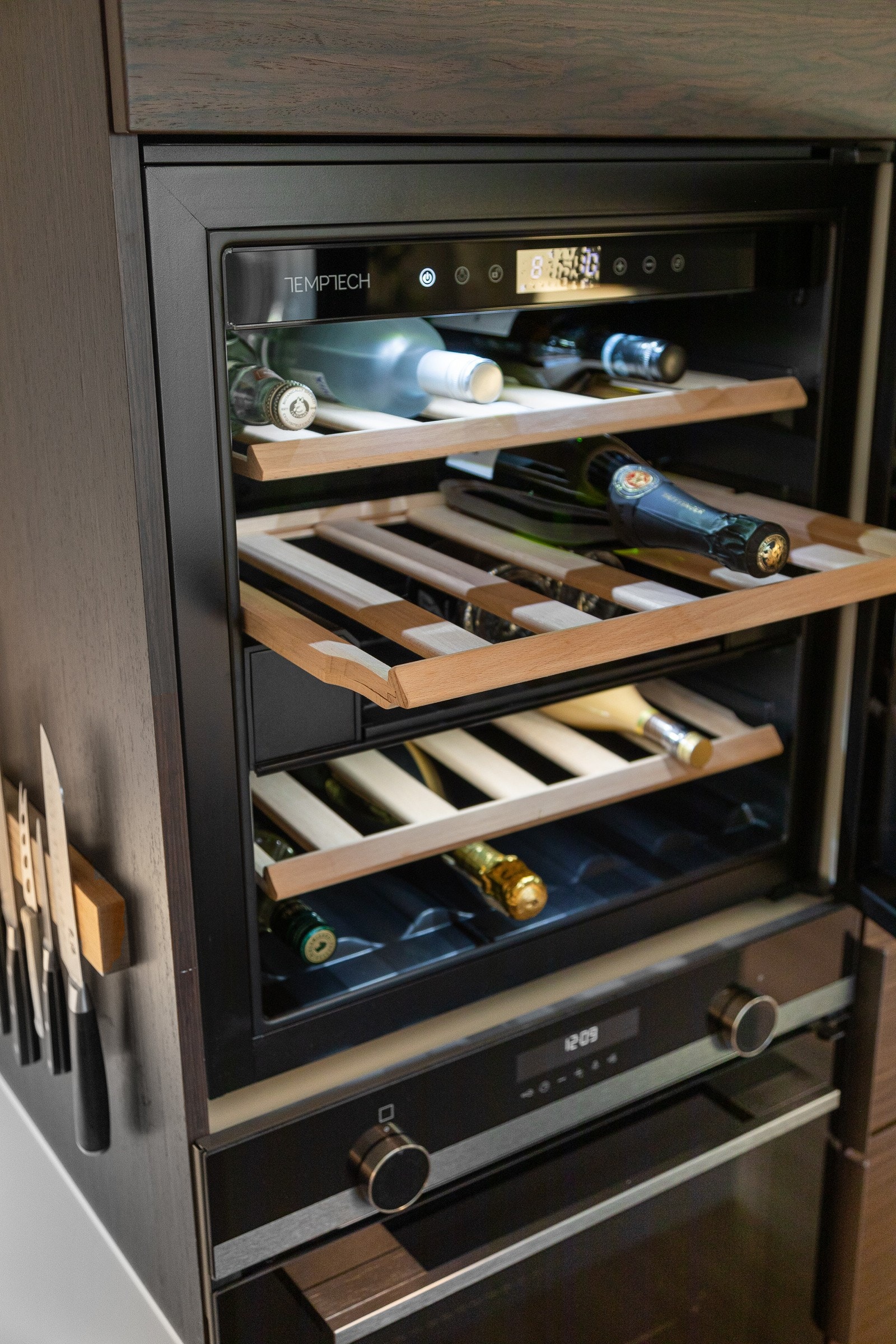 Kjøkkeninnredningen har et flott vinskap! Galleribilde