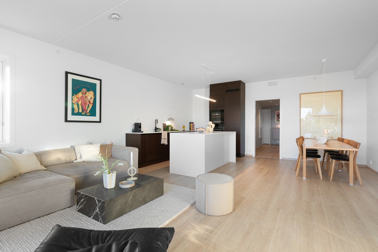 Åpen stue- og kjøkkenløsning av meget god størrelse med flere naturlige møbleringssoner og god plass til forskjellig møblement. Galleribilde