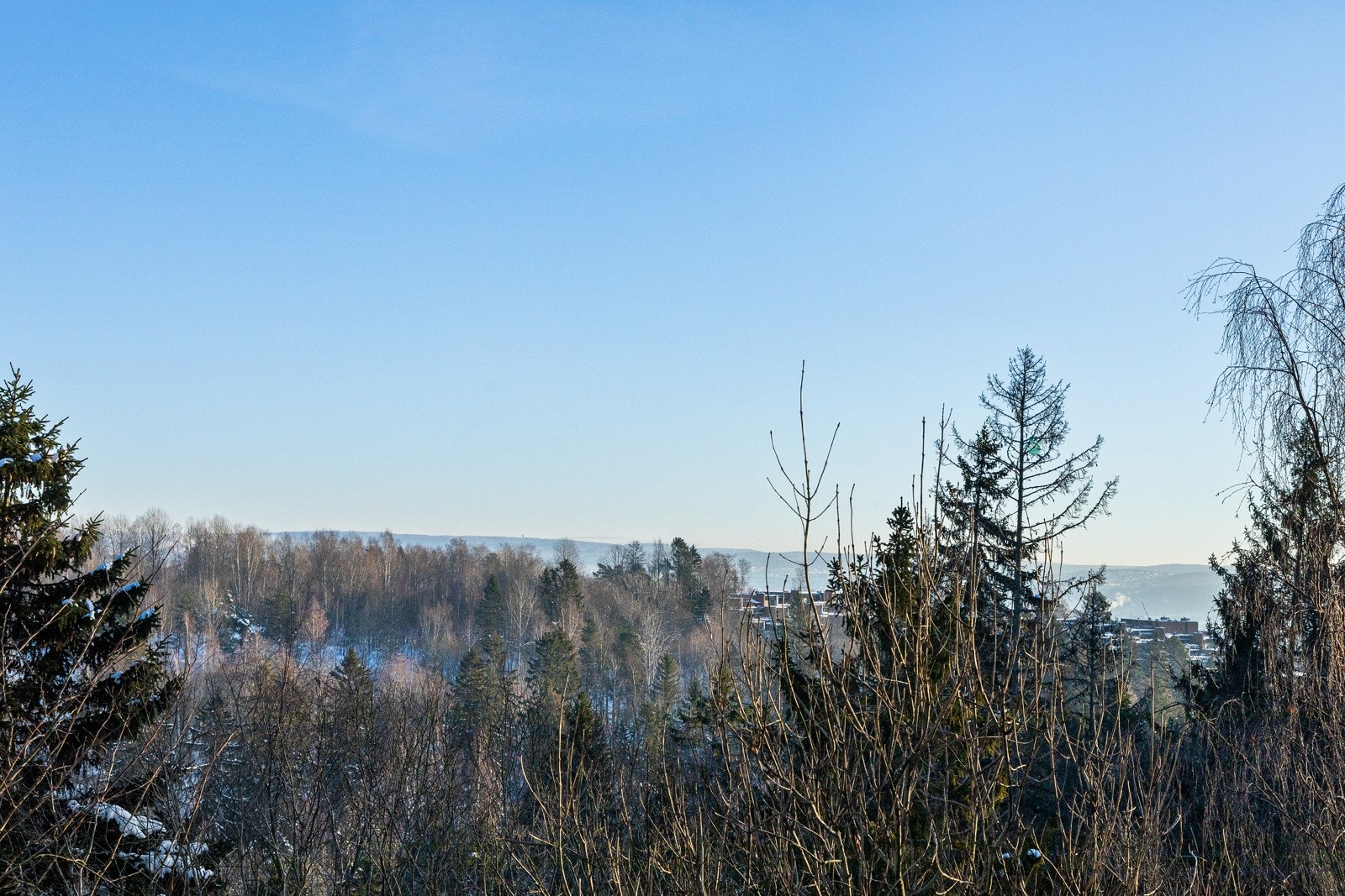 Nydelig utsikt fra balkongen på stuesiden! Leiligheten ligger usjenert til uten innsyn fra naboer. Galleribilde