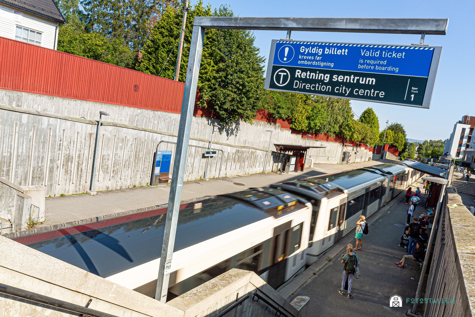 T-banen går både fra Røa og Hovseter - begge ca 15 - 17 min fra leiligheten. Det går også gode bussforbindelse i umiddelbar nærhet. Galleribilde