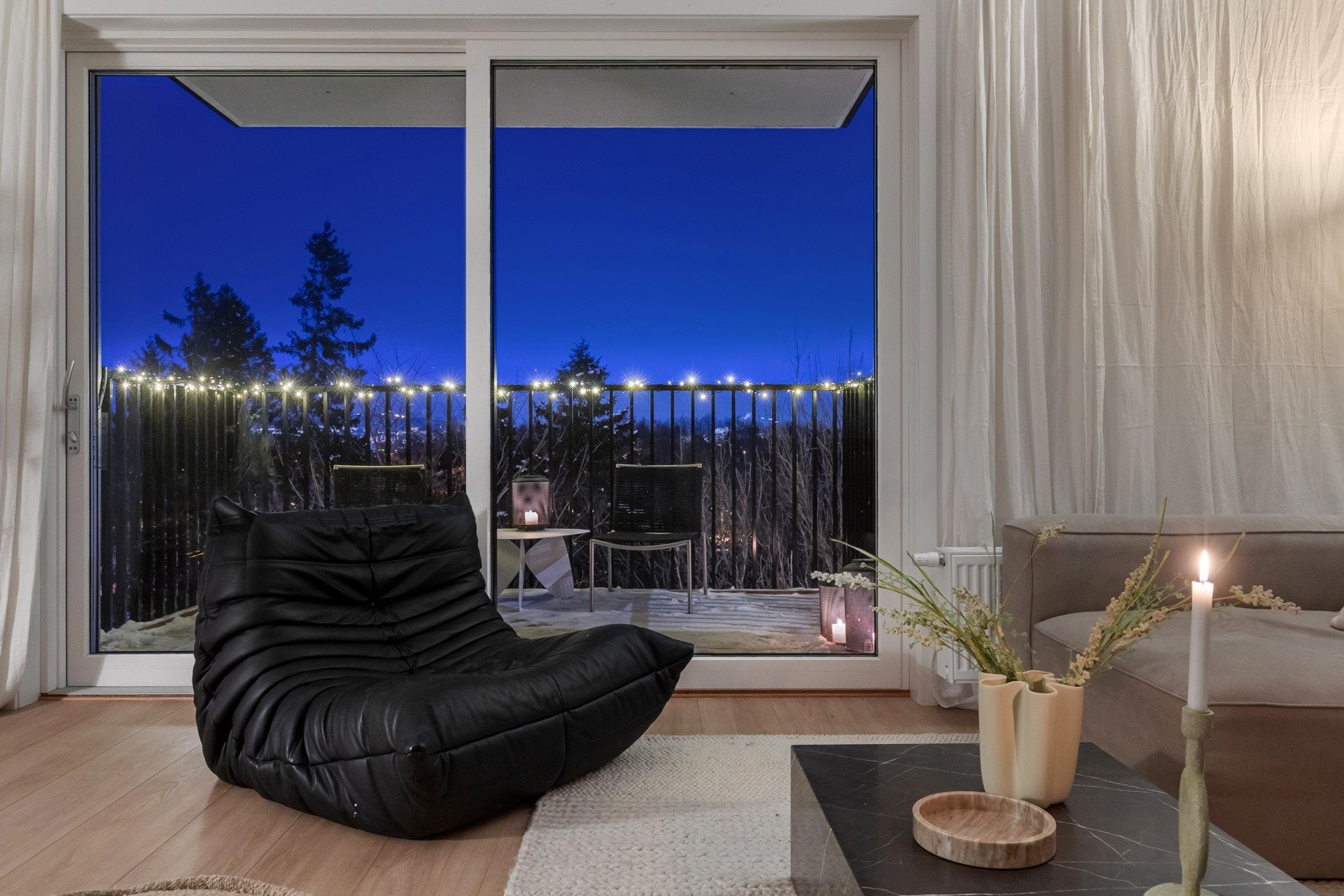 Kveldsstemning fra balkongen. Galleribilde