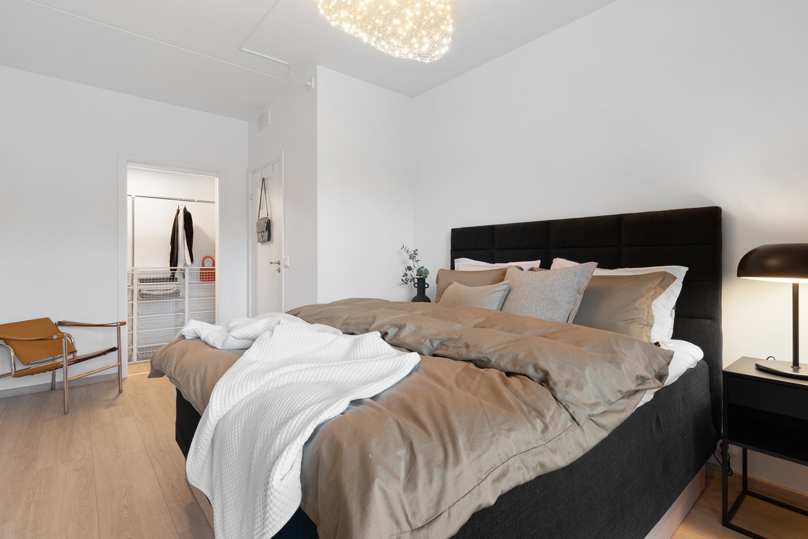 Fra hovedsoverommet har du praktisk, tilknyttet garderoberom/walk-in closet. Galleribilde