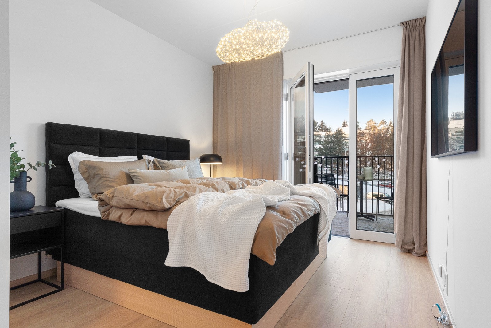 Hovedsoverom av meget god størrelse med direkte tilgang til ytterligere en balkong og tilknyttet garderoberom/walk-in closet. Galleribilde