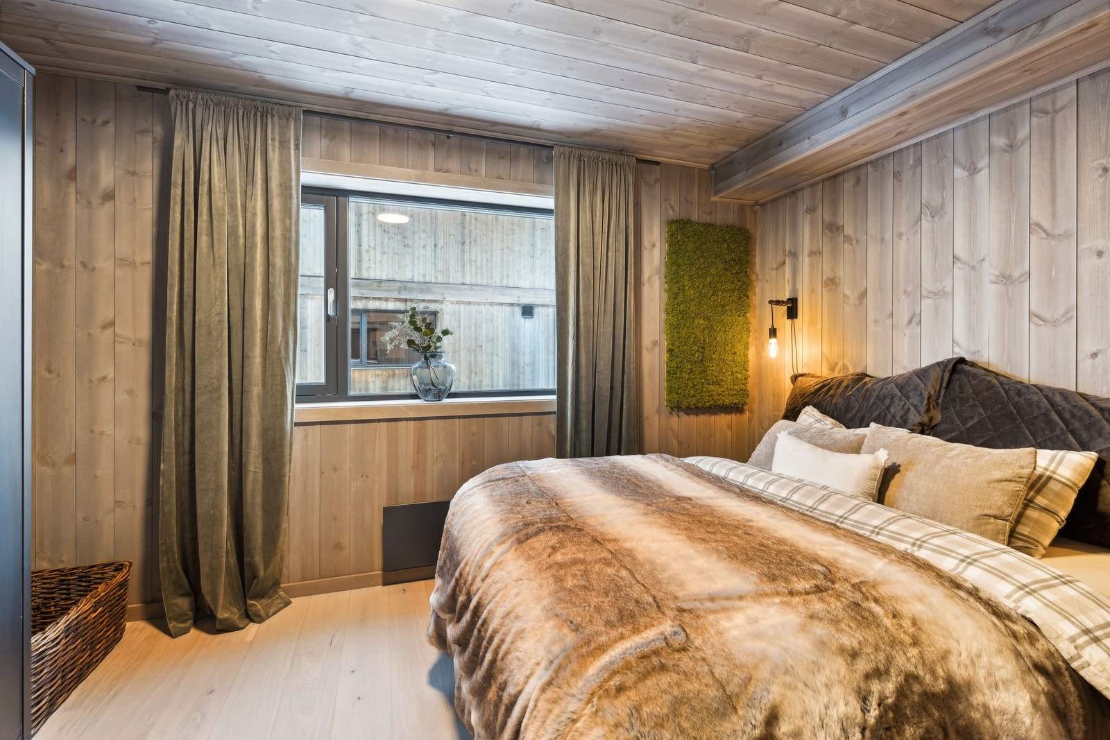 Master bedroom 1 etg. med stor plass til garderobe og en king size seng. Koselig mosevegg detaljer for ekstra lun stemning. Galleribilde