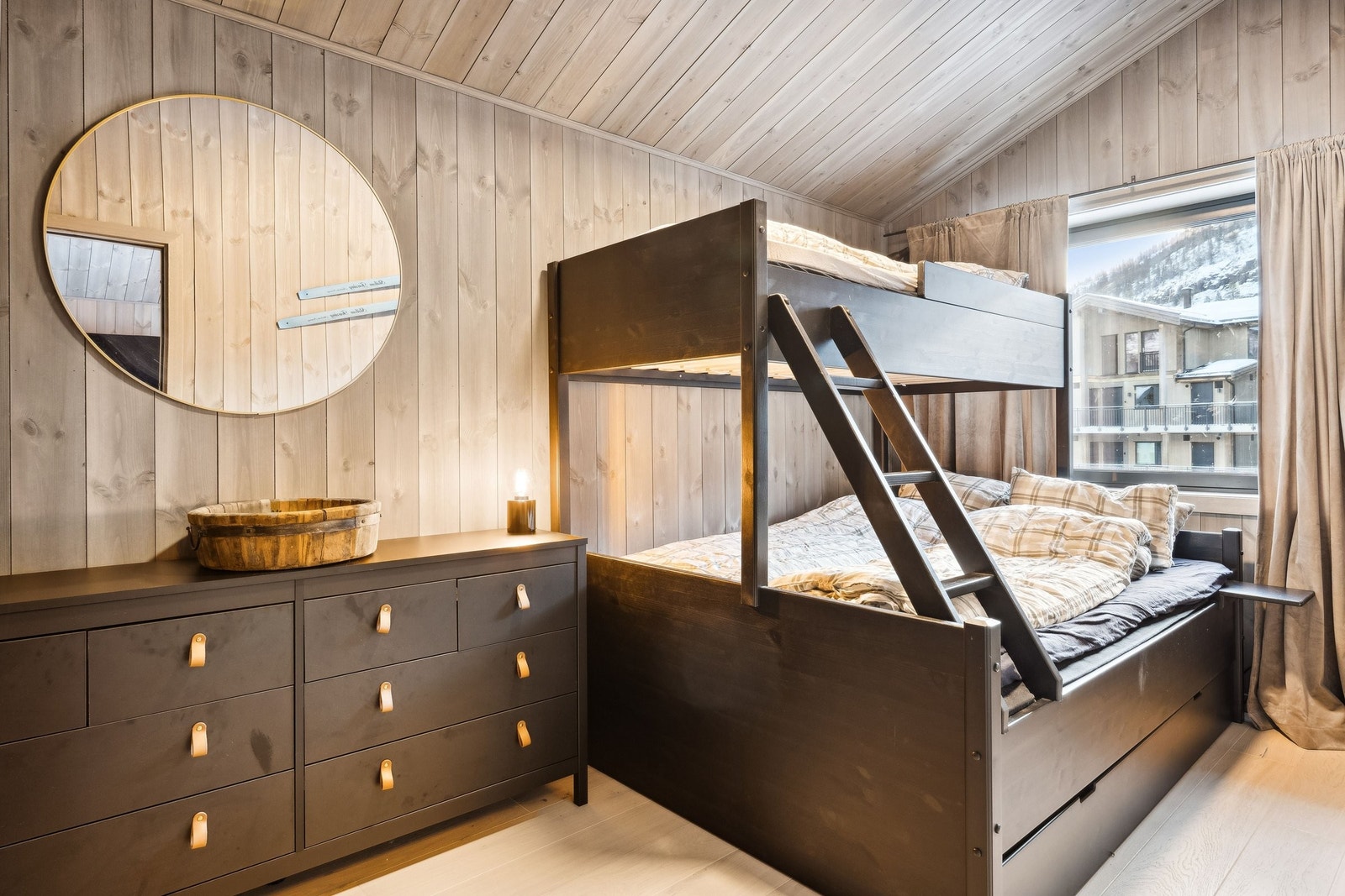 To soverom i andre etasje med god plass for oppbevaring med kommoder og skuffer under seng. Fine detaljer med mosevegg og gamle ski på veggene. Galleribilde