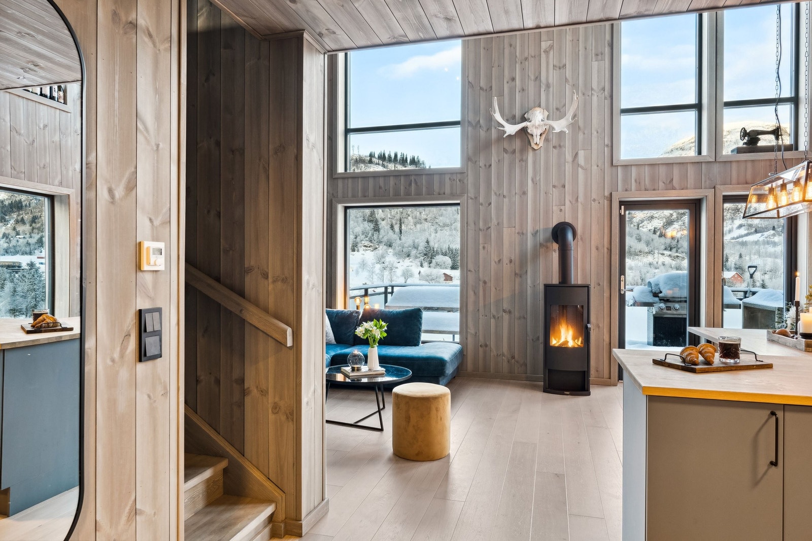 Inngangen inn til stuen er vakker og opp til venstre er 2. etasje med TV stue, et ekstra bad og to soverom. Galleribilde